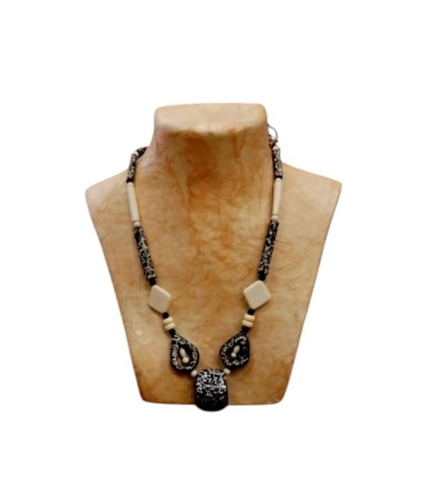 Collier traductionel artisanale fabriqué à base d'Ivoire