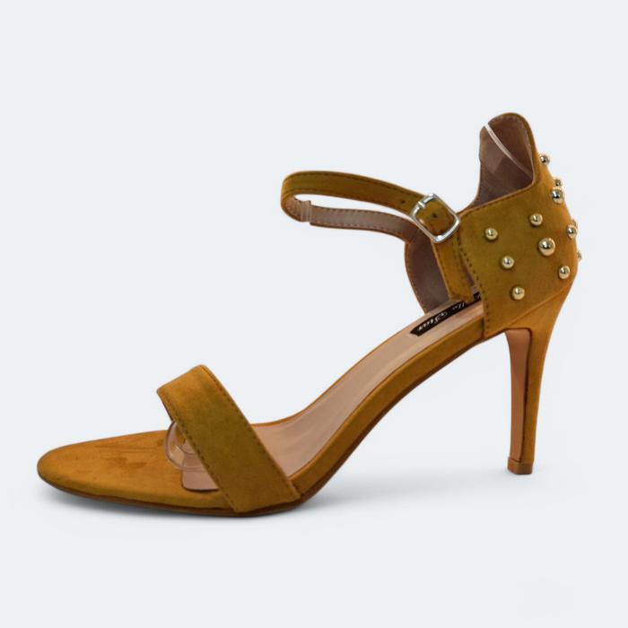 Chaussures ouvertes avec petit bouton doré.