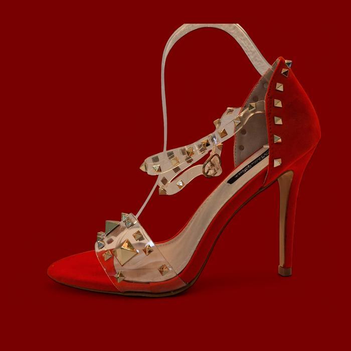 Chaussures à talons hauts avec petit bouton doré pour femme.